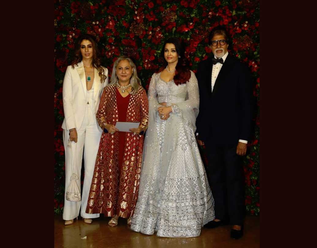 বচ্চন পরিবারের প্রত্যেককেই দেখা গেল এদিন। তবে অভিষেক শুটিং থাকায় আসতে পারলেন না। অমিতাভ স্টেজে পা মেলালেন ‘জুম্মা চুম্মা’-র সঙ্গে।