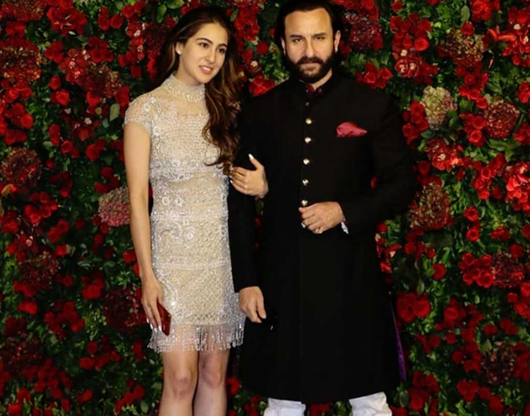 অফ হোয়াইট এমব্লিশড ড্রেস-টাসেলে দেখা গেল সারা আলি খানকে। বাবা সেফ আলি খানের হাত ধরে পোজও দিলেন।