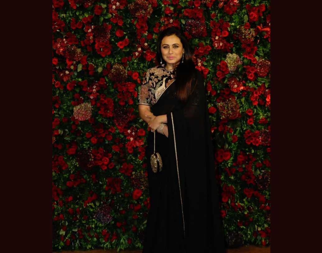 রানি মুখোপাধ্যায় একটি ভারী এমব্রয়ডারি কাজ করা ব্লাউজ পরেছিলেন কালো শিফনের সঙ্গে। একে অনেকেই ‘ডিজাস্টার’ বলেছিলেন। রবিনার কালো শিফন-জারদৌসিও একেবারে পছন্দ করেনি ফ্যানেরা।