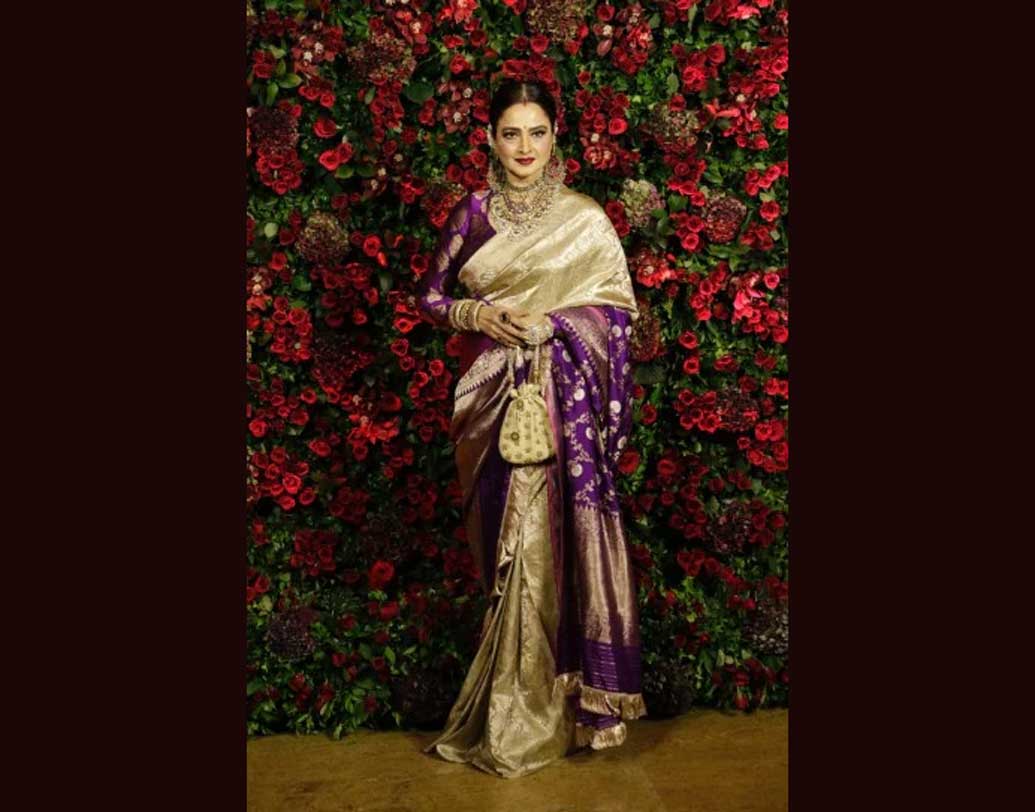 রেখার রিগ্যাল গোল্ড সিল্ক শাড়ি মন কেড়েছে প্রত্যেকের।