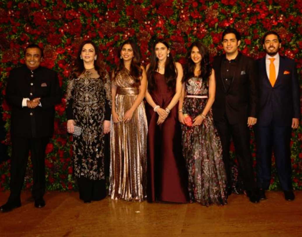 সপরিবার মুকেশ অম্বানীও এসেছিলেন দীপবীর জুটিকে শুভেচ্ছা জানাতে।