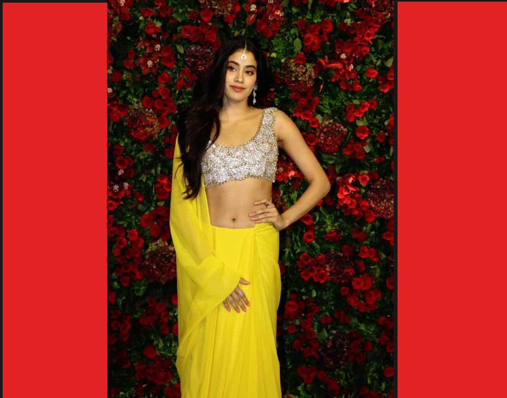 জাহ্নবী কপূর প্রথা ভাঙলেন, লাল কালো নয়। তিনি বেছে নিলেন হলুদ রং। এসেছিলেন খুশি কপূর, অংশুলা ও বনি কপূরও।