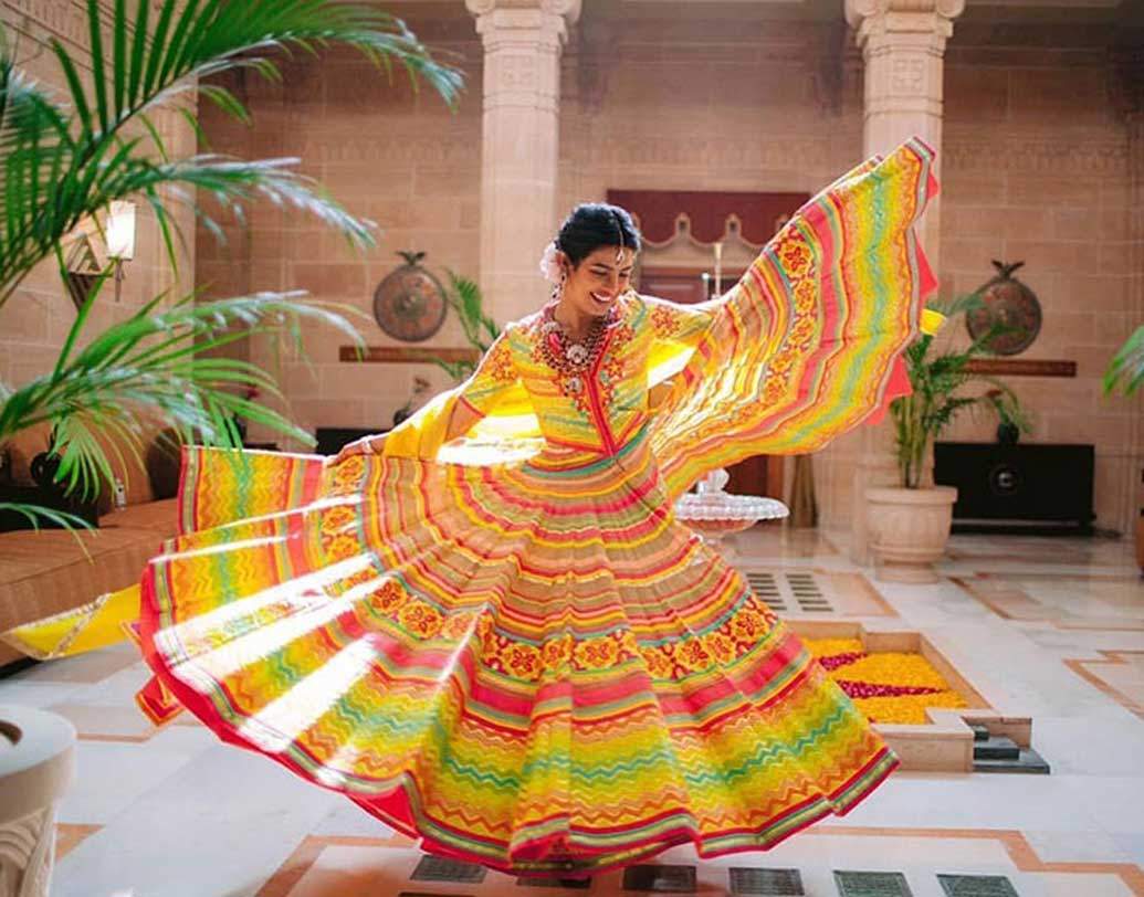 প্রিয়ঙ্কা নিজে লিখেছেন, দুই সংস্কৃতির মেলবন্ধন তাঁদের এই পরিবার। পারস্পরিক শ্রদ্ধাও রয়েছে যথেষ্ট। ভারতীয় বিয়েতে মেহেন্দি যে অত্যন্ত জরুরি একটি মেয়ের কাছে, এমনটাও উল্লেখ করেছেন পিগি চপস।