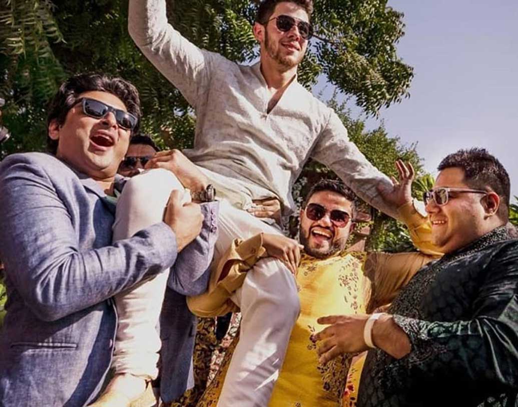 প্রিয়ঙ্কার ভাইরা নিককে কাঁধে তুলে নেচেওছেন। নিকও দিব্যি এনজয় করেছেন।