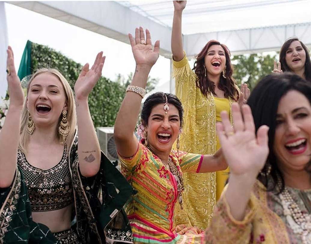 প্রিয়ঙ্কা এ দিন পরেছিলেন উজ্জ্বল কমলা রঙের পোশাক। নিক পরেছিলেন কুর্তা।প্রিয়ঙ্কার মাল্টি হিউড অর্গ্যান্ডি এনসেম্বল পোশাকটি আবু জানি সন্দীপ খোসলার ডিজাইনের। একে বলা হচ্ছে রিগ্যাল ভিন্টেজ আউটফিট।