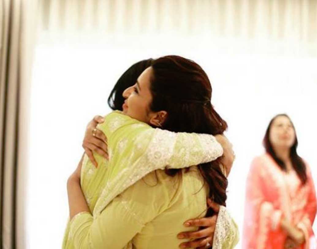 পরিণীতি চোপড়া চুটিয়ে মজা করছেন দিদির বিয়েতে। হলুদ-সবুজ একটি লেহঙ্গায় মাত করেছেন তিনিও। কানে ছিল ভারী দুল। মেহেন্দি অনুষ্ঠানের আগেও দুই বোনের একটি আবেগপ্রবণ ছবি শেয়ার হয়েছিল সোশ্যাল মিডিয়ায়।