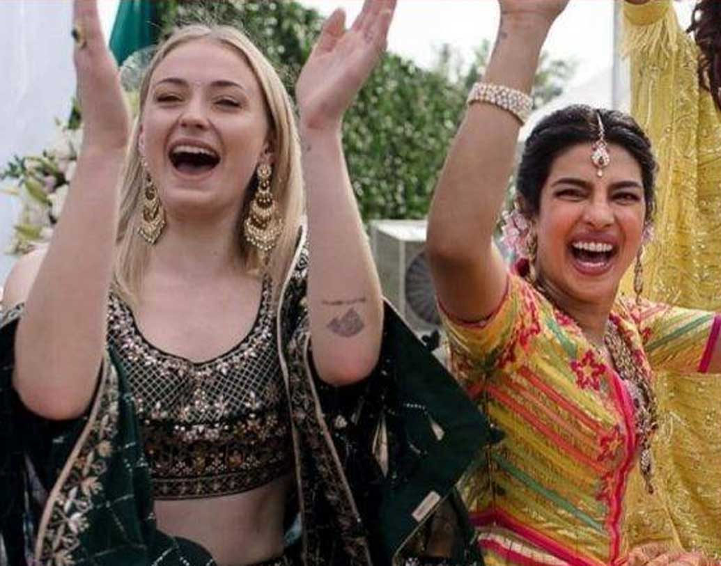 প্রিয়ঙ্কার সঙ্গে ছিলেন প্রিয় বন্ধু সোফি টার্নার, ডেনিস-মিলার জোনাস,  জো জোনাস। প্রত্যেকেই ভারতীয় গানের সুরে গুনগুন করেছেন। গেম অব থ্রোনসের সানসা স্টার্ককে লেহেঙ্গায় দেখবেন ভেবেছিলেন কখনও!