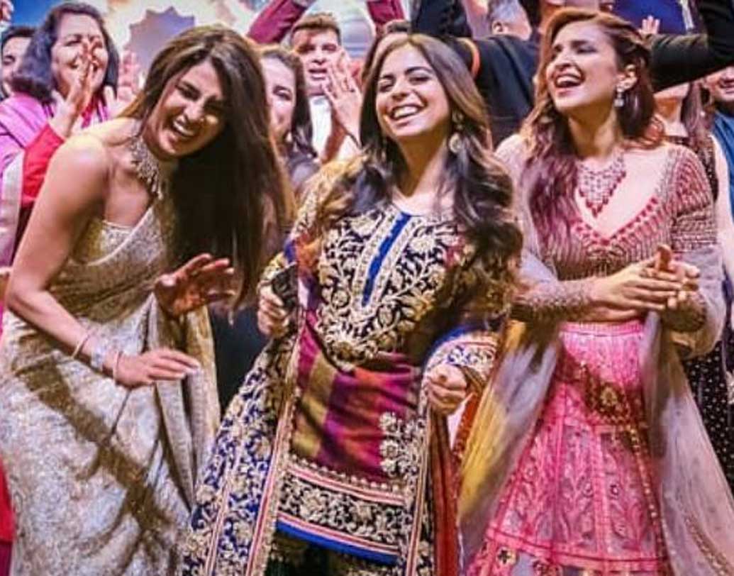 মুকেশ অম্বানীর কন্যা ঈশা অম্বানী প্রিয়ঙ্কার প্রিয় বন্ধু। সংবাদমাধ্যম সূত্রে খবর, ঈশার বিয়েতেই ঘটেছে এমন ঘটনা। প্রিয়ঙ্কার বিয়েতেও কিন্তু চুটিয়ে মজা করেছিলেন ঈশা।