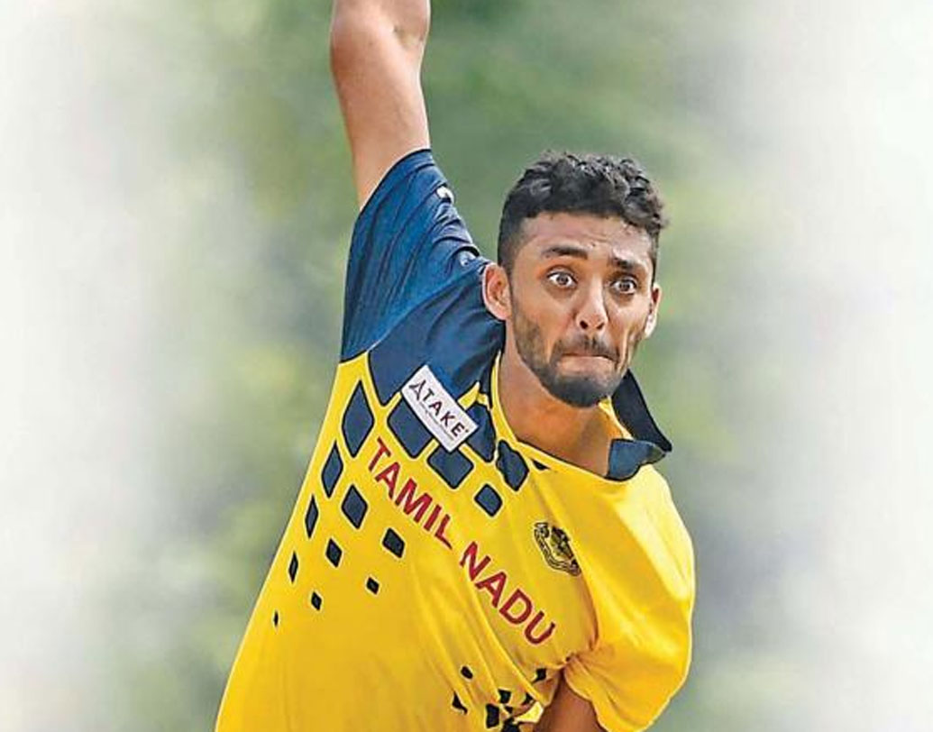 প্রায় বছর পাঁচেক পর ফের ক্রিকেটে মন দেন। এ বার জোরে বোলার হয়ে ওঠাই ছিল লক্ষ্য। কিন্তু চোট পাওয়ায় তা পরিণতি পায়নি। তখন স্পিনার হয়ে ওঠার চেষ্টা করেন। তাতেই সিদ্ধিলাভ।