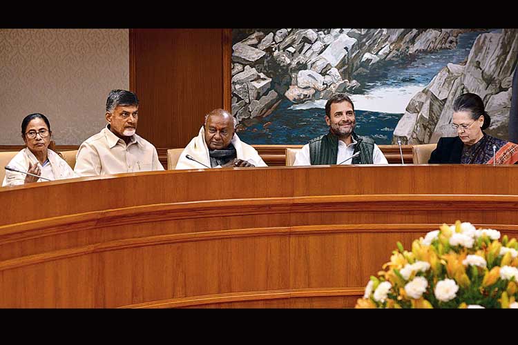  সমবেত: (বাঁ দিক থেকে) মমতা বন্দ্যোপাধ্যায়, চন্দ্রবাবু নায়ডু, এইচ ডি দেবগৌড়া, রাহুল গাঁধী, সনিয়া গাঁধী। দিল্লি, ১০ ডিসেম্বর