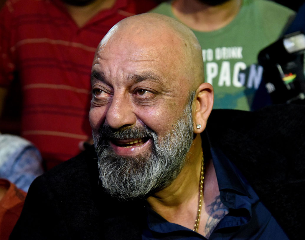 পাপারাৎজিদের ক্যামেরা থেকে বাদ গেলেন না সঞ্জয় দত্তও। নিজস্ব স্টাইল স্টেটমেন্টে সঞ্জয় এই রাতেও ছিলেন গ্ল্যামারাস। একগাল হাসি ও আড্ডার মেজাজই তাঁকে আলাদা করে চিনিয়ে দিচ্ছিল।