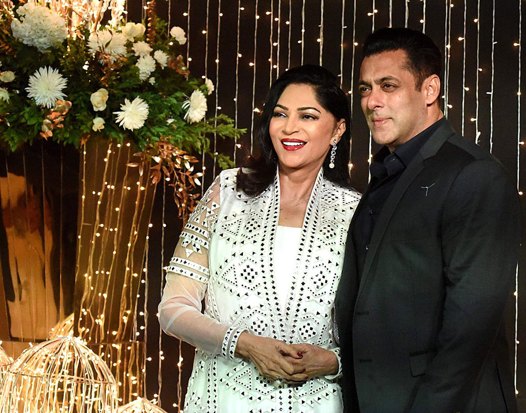 একটু রাতের দিকে এসেই নাচে-গানে পার্টি জমিয়ে দিলেন ‘টাইগার’ সলমান খানও। আনন্দ-উৎসাহের মাঝে পোজ দিয়ে ছবি তুলতেও উৎসাহী ছিলেন তিনি। সল্লুভাইয়ের উপস্থিতিতে পার্টি জমজমাট হয়ে ওঠে।