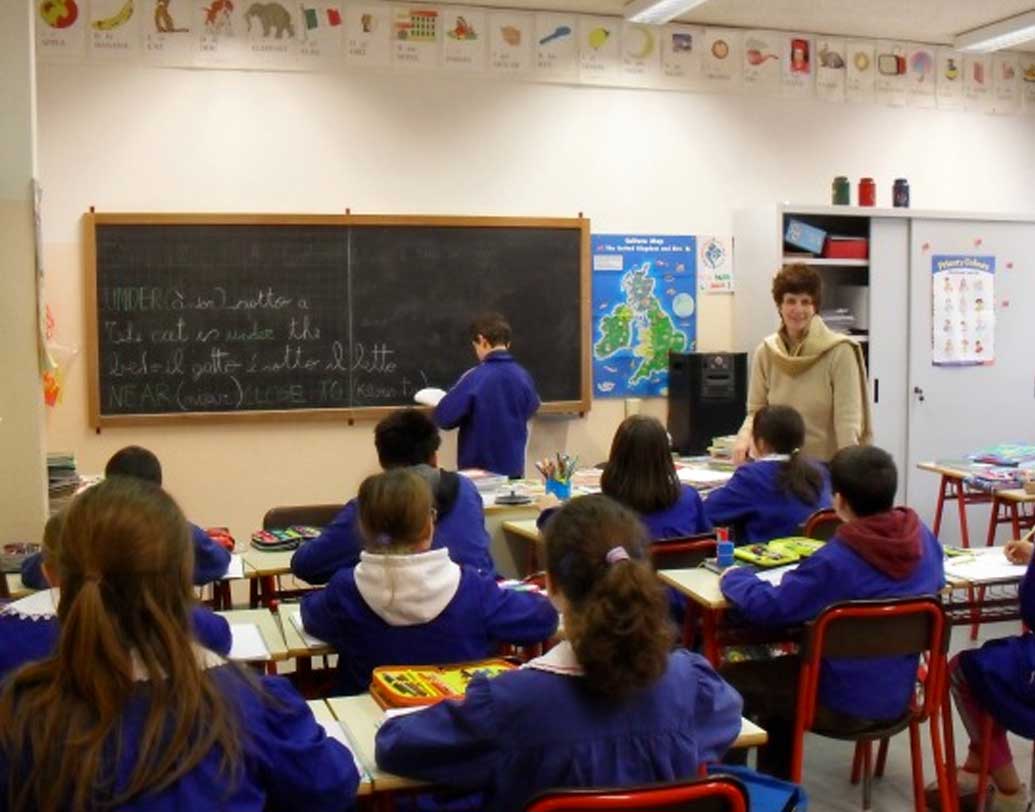 সমীক্ষা বলছে, বয়স্ক মানুষরা শিক্ষকদের সবচেয়ে বেশি সম্মান দেন। স্নাতক নয় এমন এক জন ছাত্রের থেকে শিক্ষকরা বেশি সম্মান পান স্নাতকদের কাছ থেকে।