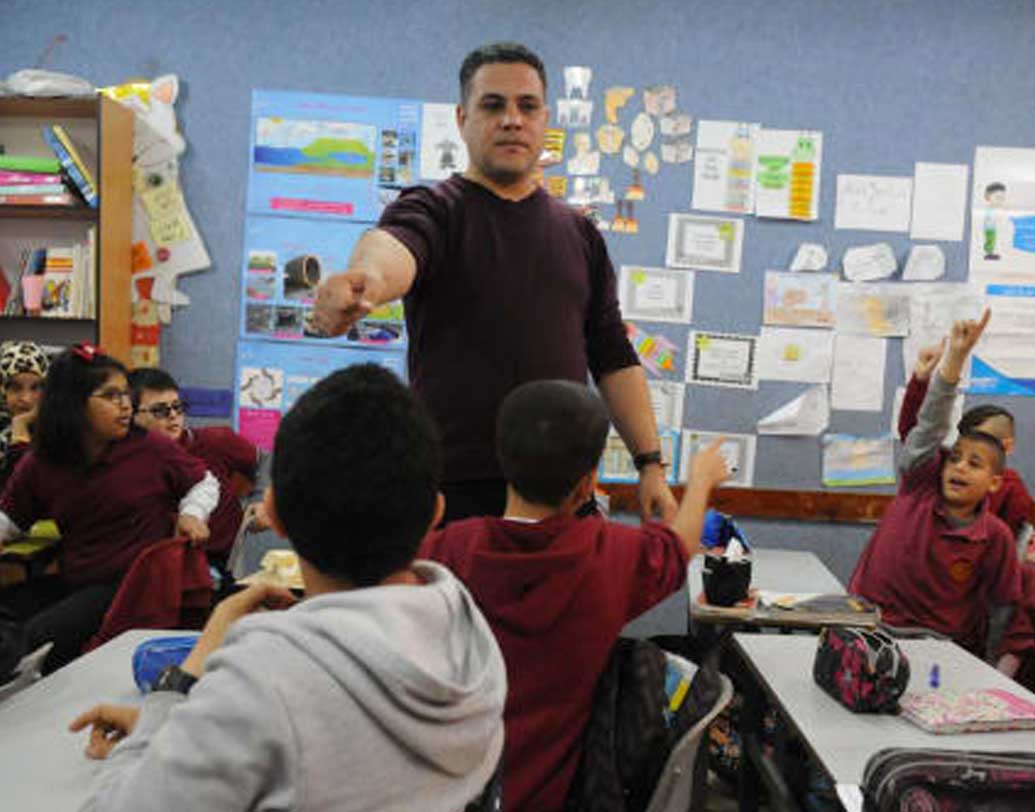 সমীক্ষা বলছে মহিলাদের চেয়ে পুরুষরা শিক্ষকদের সম্মান দেন বেশি। যাঁদের সন্তান রয়েছে তাঁরা নিঃসন্তানদের তুলনায় শিক্ষকদের সম্মান দেন বেশি। ইসলাম ধর্মে শিক্ষকদের সম্মান দেওয়া হয় বেশি।