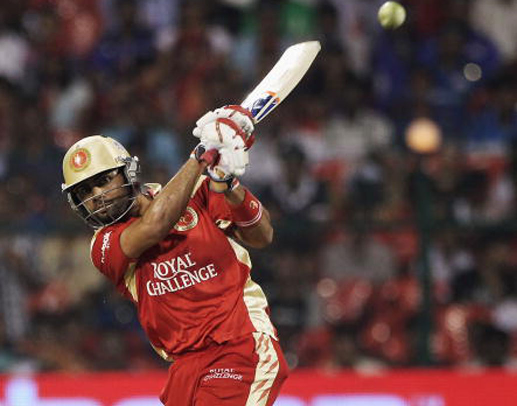 বিরাট কোহালি: ২০১৮ সালে বেঙ্গালুরু তাঁকে কিনেছিল রেকর্ড ১৭ কোটি টাকা দিয়ে। এখনও পর্যন্ত এটাই যে কোনও ক্রিকেটারের জন্য টুর্নামেন্টের ঘোষিত সর্বোচ্চ মূল্য।