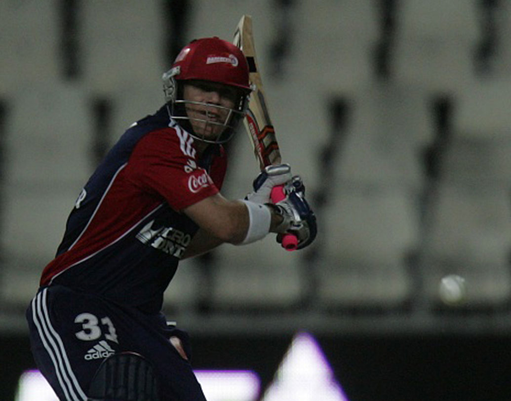 ডেভিড ওয়ার্নার: গত বছর ডেভিড ওয়ার্নারকে সাড়ে ১২ কোটিতে কিনেছিল হায়দরাবাদ। যদিও বল বিকৃতি কেলেঙ্কারির জেরে ২০১৮-এর আইপিএলে খেলতে পারেননি তিনি।