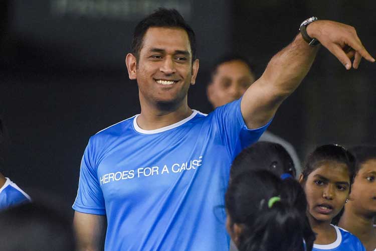 A fan in Los Angeles got a Dhoni Number Plate in his Car dgtl