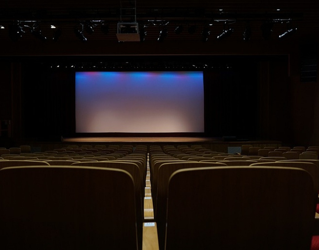 সিনেমার টিকিট:
মাল্টিপ্লেক্সে সিনেমা দেখার খরচ কিছুটা কমতে চলেছে। ১০০ টাকা পর্যন্ত টিকিটে এতদিন ১৮ শতাংশ জিএসটি বসত। তা কমিয়ে ১২ শতাংশ করা হয়েছে। ১০০ টাকার বেশি দামের টিকিটে জিএসটি-র হার ২৮ থেকে কমিয়ে ১৮ শতাংশ করা হয়েছে।