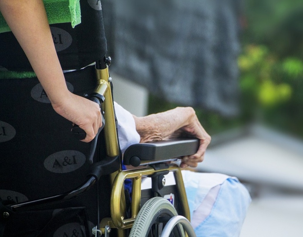 হুইল চেয়ার:
শারীরিক ভাবে অক্ষমদের জন্য হুইল চেয়ারের দাম কমানোর সিদ্ধান্ত নিয়েছে সরকার। এত দিন তাতে ২৮ শতাংশ জিএসটি দিতে হত। এ বার থেকে দিতে হবে মাত্র ৫ শতাংশ।