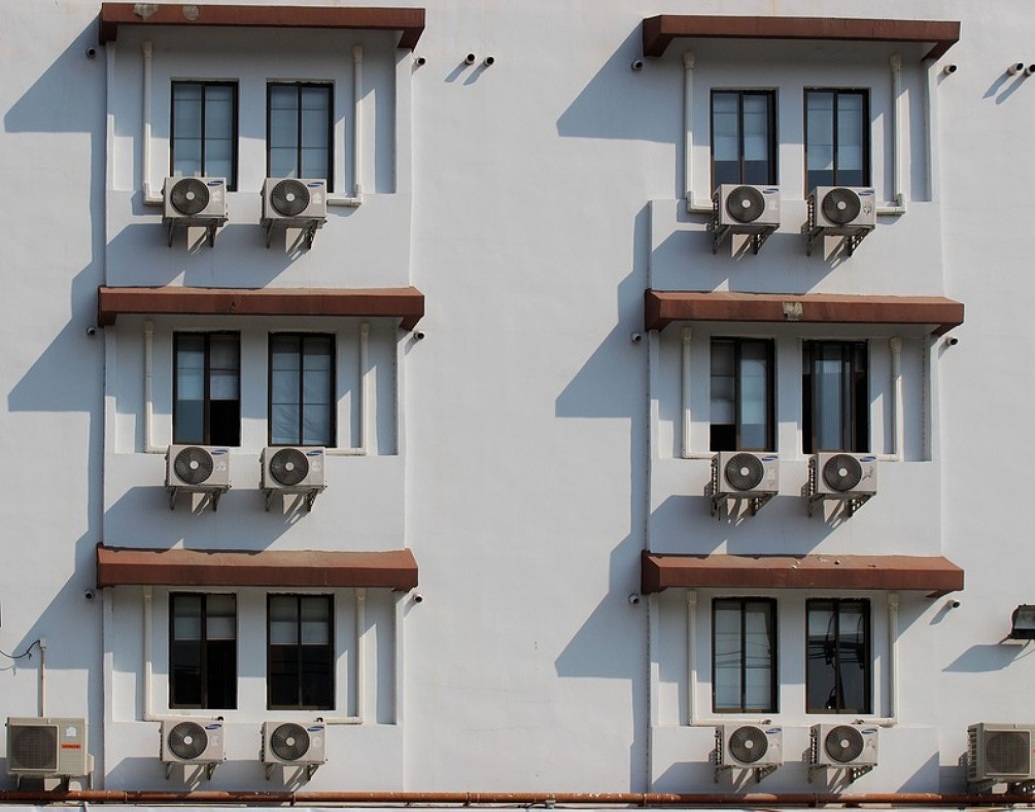 বিলাসপণ্য:
কিছু জিনিসের দাম অপরিবর্তিত রাখার সিদ্ধান্ত নিয়েছে সরকার। সেগুলি হল, এয়ার কন্ডিশনার, ডিশ ওয়াশার, গাড়ির যন্ত্রাংশ, সিমেন্ট, পান মশলা, কোল্ড ড্রিঙ্ক এবং তামাকজাত দ্রব্য। আগের মতোই নতুন বছরে সেগুলির উপর ২৮ শতাংশ কর বসবে।