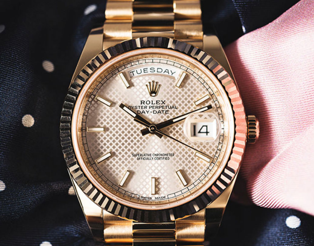 হাতঘড়ির বিষয়েও তিনি যথেষ্ট সচেতন। তিনি যে ঘড়িটি পরেন তার দাম ৩৫ লক্ষ টাকা!