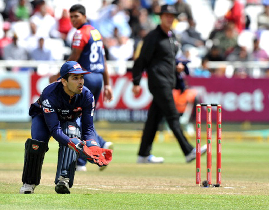 নমন ওঝা: ২০০৯ থেকে আইপিএল খেললেও এ বার দল পাননি। এখনও পর্যন্ত ১১৩টি আইপিএল খেলা ওঝাকেই আমাদের এই দলে উইকেটরক্ষকের দায়িত্ব দেওয়া হল।