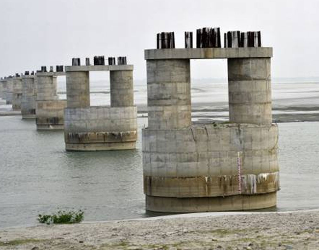 ১৯৯৭ সালে বগিবিল সেতুর ভিত্তিপ্রস্তর স্থাপন করেছিলেন তত্কালীন প্রধানমন্ত্রী এইচ ডি দেবগৌড়া। ২০০২-এ রেলের ছাড়পত্র পাওয়ার পরই নির্মাণকাজ শুরু হয়। ২১ বছর সময় লেগেছে ব্রিজটি তৈরি করতে।