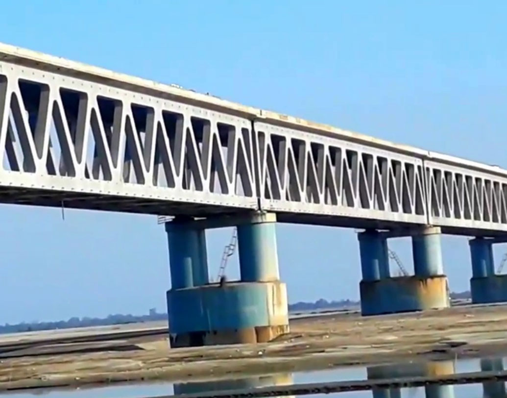 আধুনিক স্থাপত্য ও প্রযুক্তির মিশেলে ব্রহ্মপুত্রের উপর তৈরি করা হয়েছে বগিবিল সেতুকে। দোতলা এই ব্রিজের উপরের তলা দিয়ে চলবে বাস, লরি, ট্রাক ইত্যাদি যানবাহন। আর নীচ দিয়ে চলবে ট্রেন।