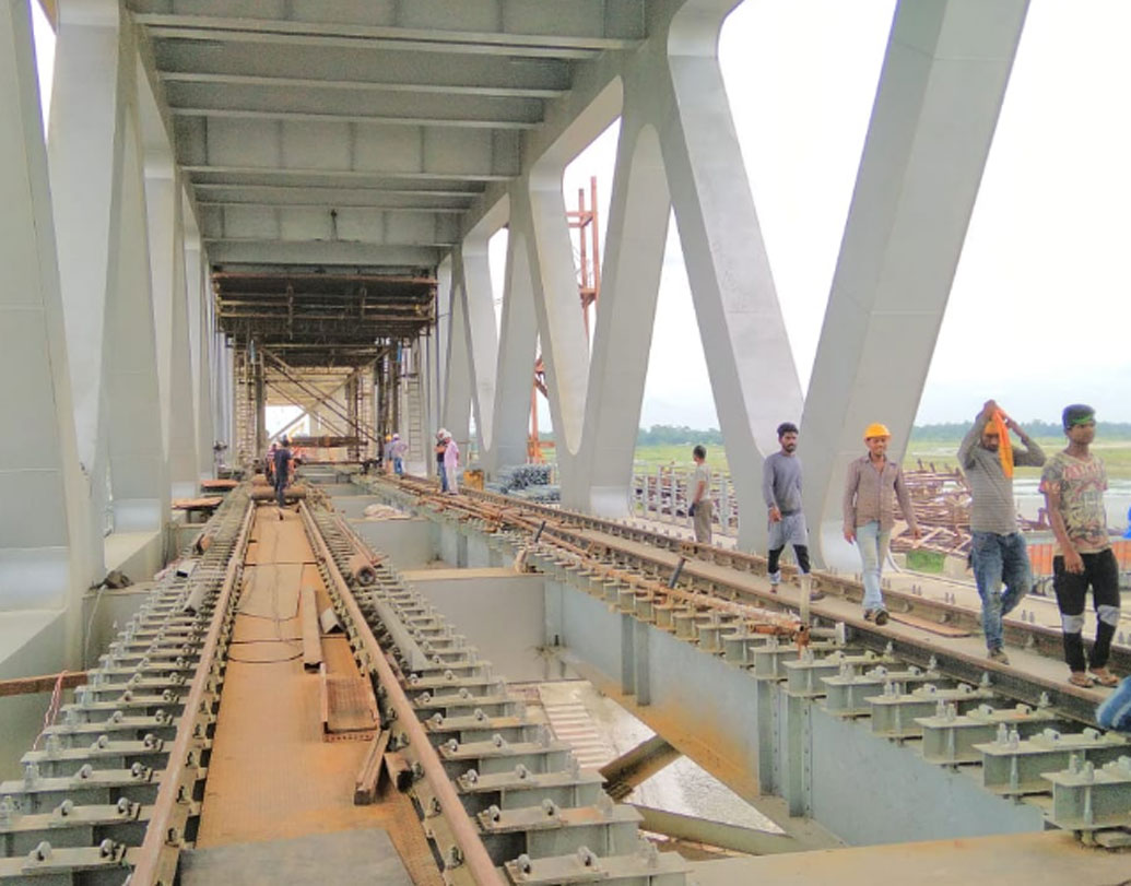 যান চলাচলের জন্য বগিবিল সেতুতে তিনটি লেন রয়েছে। আর ট্রেন চলাচলের জন্য রয়েছে ডাবল লাইন।