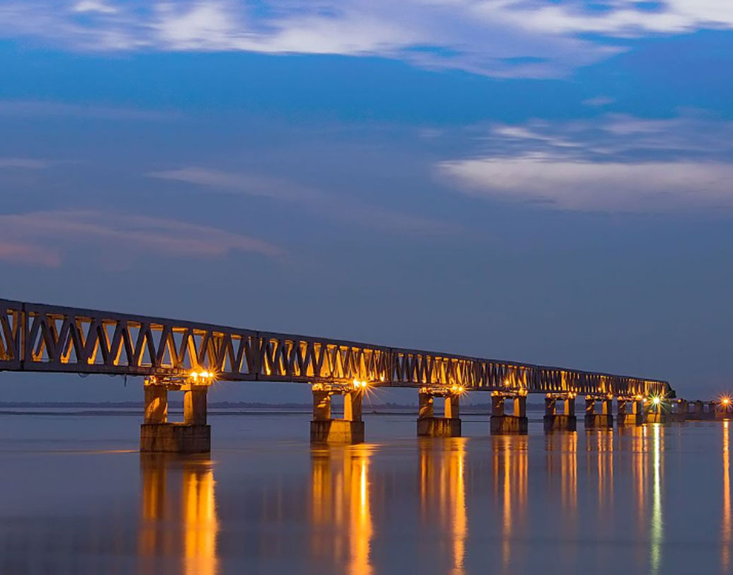 অসমে ব্রহ্মপুত্রের উপর এটি চতুর্থ রেল-রোড ব্রিজ। অসম-অরুণাচল সীমান্ত থেকে ২০ কিলোমিটার দূরে এই ব্রিজ।