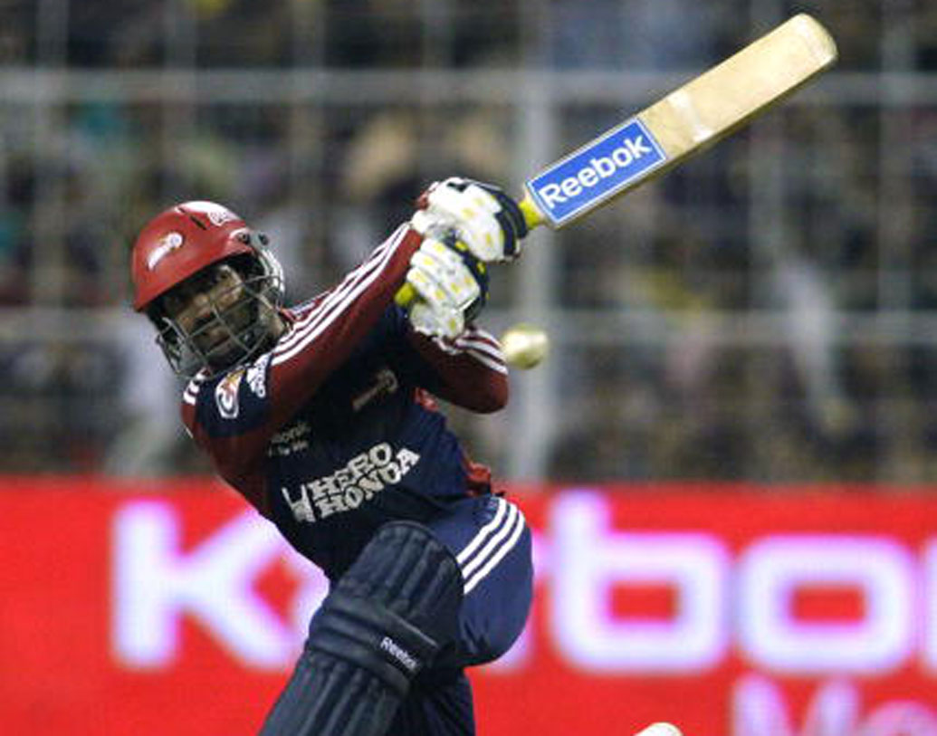 দীনেশ কার্তিক: ২০১৫-র আইপিএলের জন্য বেঙ্গালুরু সাড়ে দশ কোটিতে দলে নিয়েছিল কার্তিককে। কিন্তু, সে বার ১৬টি ম্যাচ খেললেও করেছিলেন মাত্র ১৪১ রান। গড় ১২.৮১।