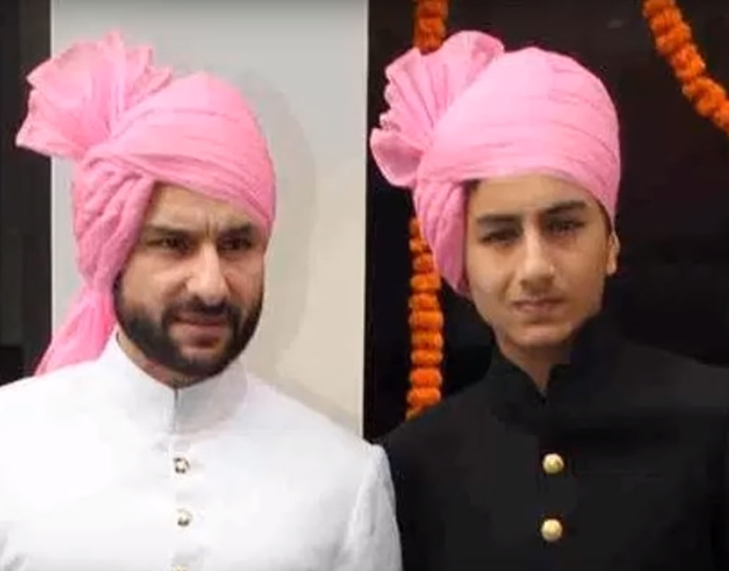 সইফ আলি খান এবং ইব্রাহিম: অমৃতা-সইফের ছেলে ইব্রাহিম। এখনও বলিউডে দেখা যায়নি তাঁকে। সইফ আর ইব্রাহিমের ছবি পাশাপাশি দেখেছেন? স্পষ্ট বোঝা যাবে বাপ কা বেটা।