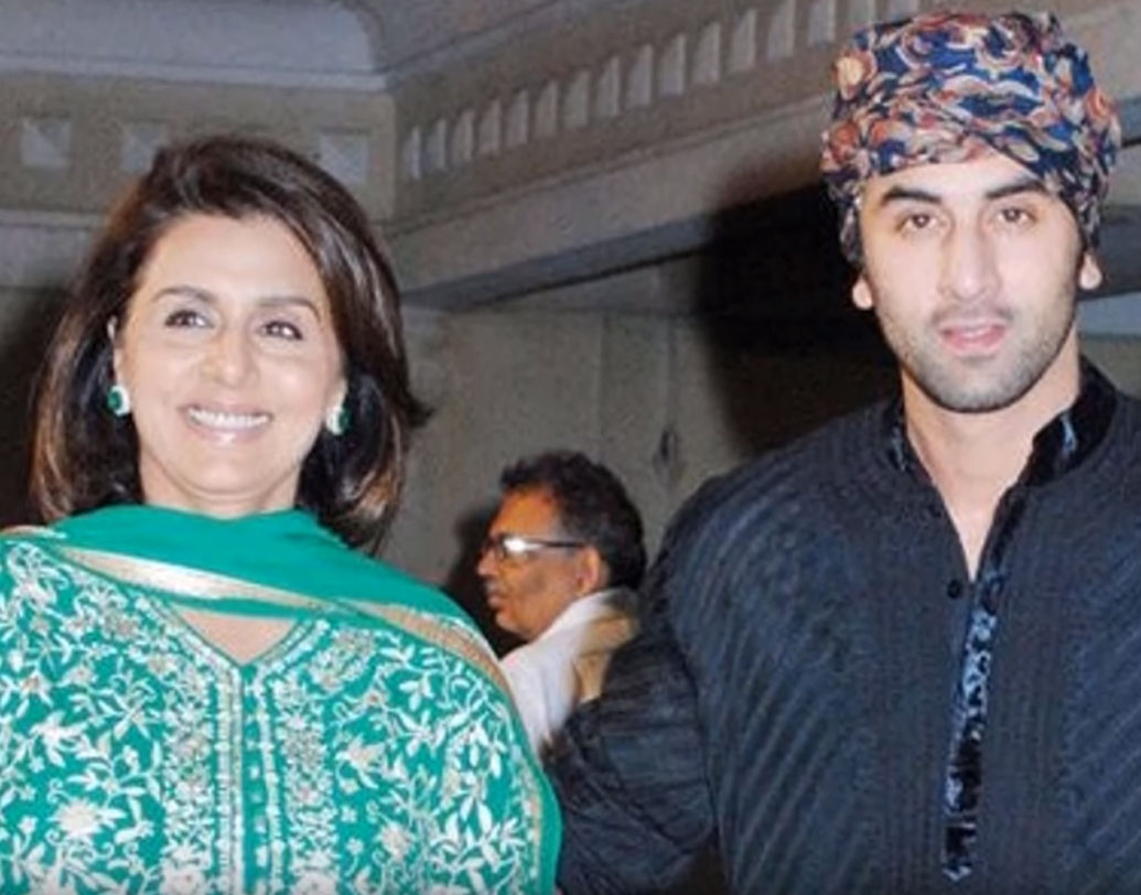 নীতু সিংহ এবং রণবীর কপূর: বলিউডে কপূর পরিবারের বর্তমান জেনারেশনের পতাকাবাহক বলা চলে রণবীরকে। ঋষি কপূর-নীতু সিংহের ছেলে রণবীর। মা-ছেলেকে পাশাপাশি দেখলে অবাক হতেই হবে।