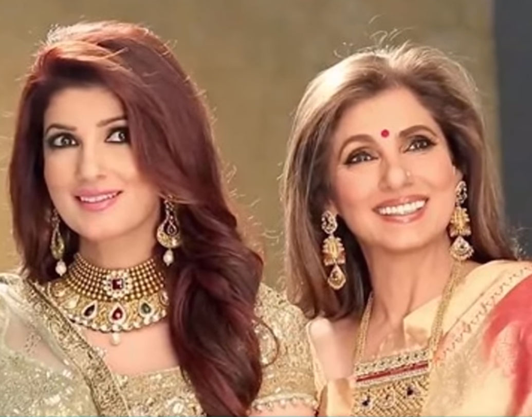 ডিম্পল কাপাডিয়া এবং টুইঙ্কল খান্না: মা ডিম্পল এবং মেয়ে টুইঙ্কলের চাউনি থেকে শুরু করে হাসি— সব দিক থেকে মা-মেয়েকে যমজ বললেও বেশি বলা হয় না।