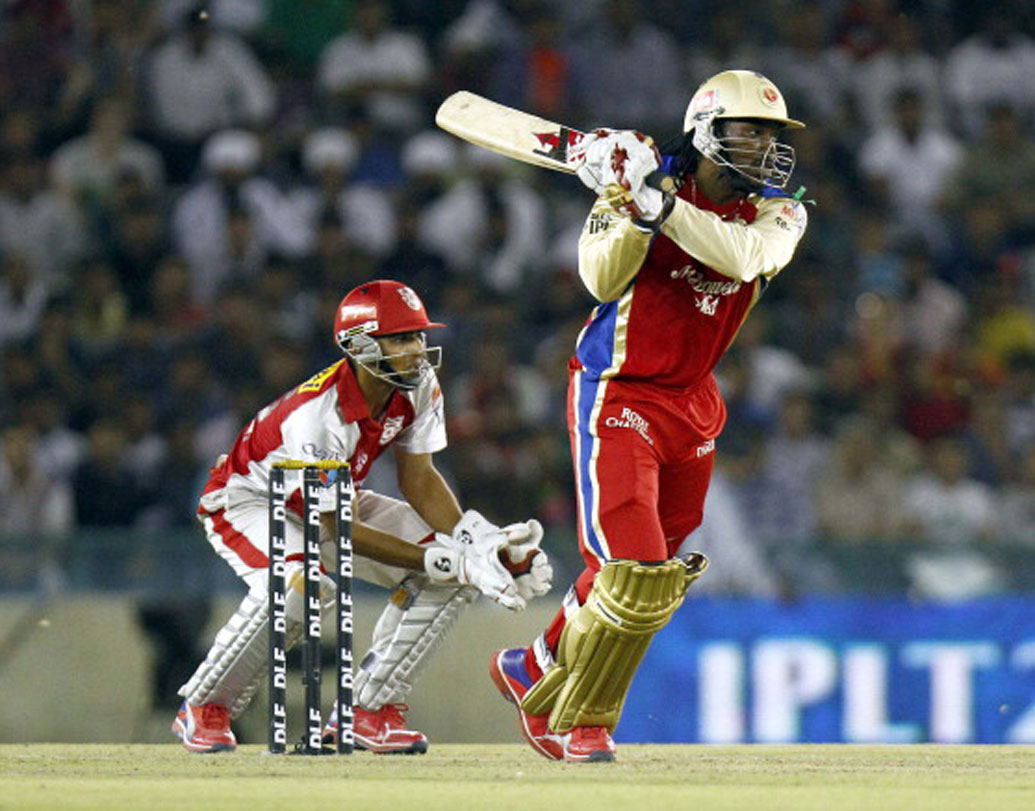 ক্রিস গেল: নামটাই বোধ হয় যথেষ্ট। ফর্মে থাকলে যে কোনও দলের ক্ষেত্রেই আশঙ্কার কারণ। এখনও পর্যন্ত ১১২টি ম্যাচ খেলেছেন। টি২০-তে এক গুচ্ছ রেকর্ডের অধিকারীর সেরা স্কোর অপরাজিত ১৭৫। এই রানটাই বলে দেয় ফর্মে থাকলে তিনি কতটা ভয়ঙ্কর।