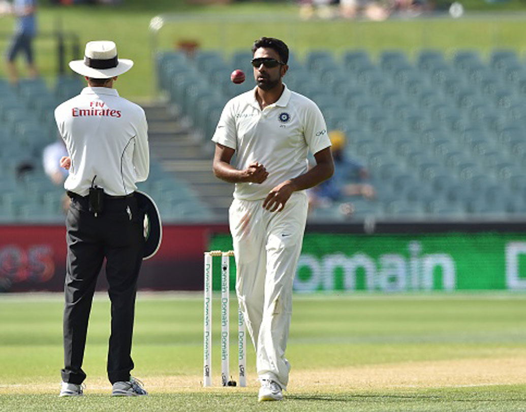 রবিচন্দ্রণ অশ্বিন: তলপেটের পেশিতে চোটের জন্য পার্‌থ টেস্টে খেলতে পারেননি অফস্পিনার রবিচন্দ্রন অশ্বিন। মেলবোর্নে বক্সিং ডে টেস্টেও চোট সারিয়ে উঠে তাঁর খেলা নিয়ে থাকছে অনিশ্চয়তা। কারণ, তিনি এখনও পুরোপুরি সেরে ওঠেননি। তিনি কি খেলতে পারবেন মেলবোর্নে?