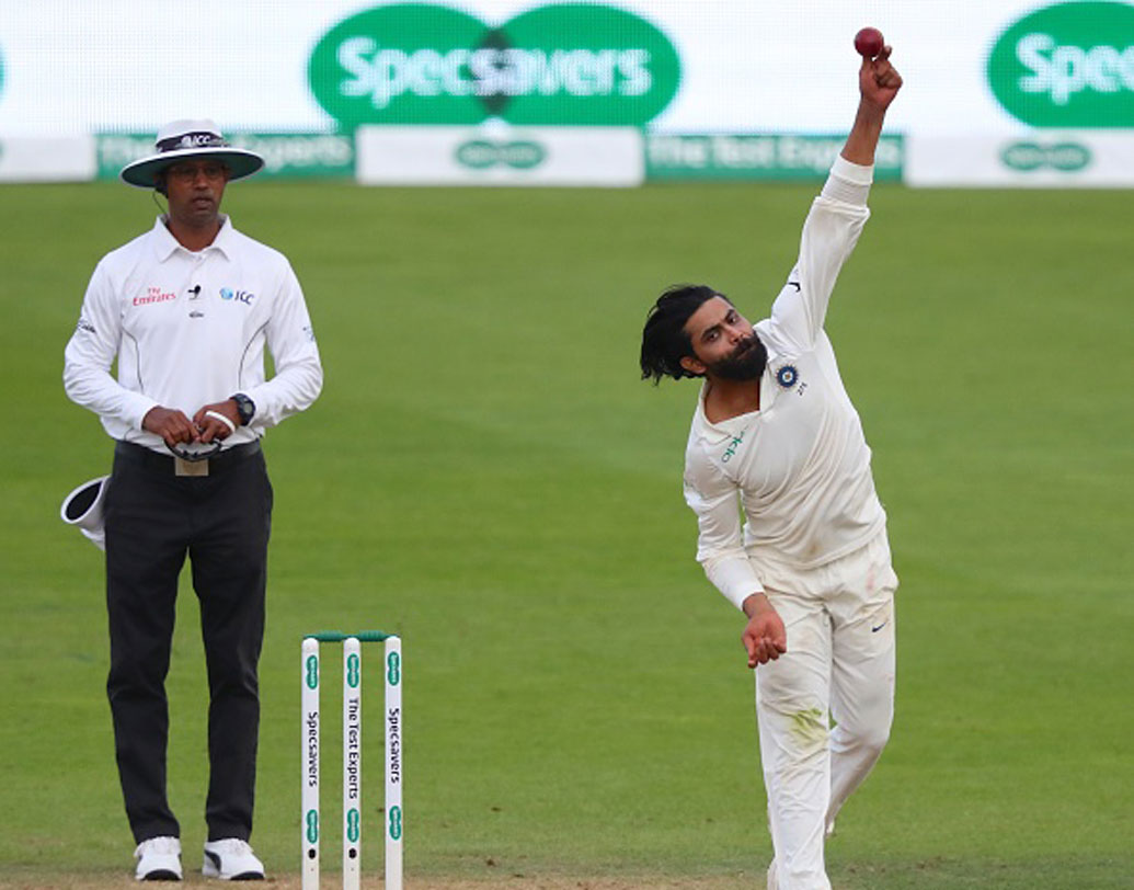 রবীন্দ্র জাডেজা: অশ্বিন না খেললে, বিকল্প হিসেবে যাঁকে ভাবা হচ্ছিল, সেই জাডেজাও কিন্তু পুরোপুরি সুস্থ নন। কাঁধে আড়ষ্টতার জন্য অস্ট্রেলিয়ায় এসে চার দিনের মাথায় জাডেজাকে ইনজেকশন নিতে হয়েছিল। যার রেশ এখনও রয়েছে। চোট সারিয়ে তিনি কি দলে আসবেন?