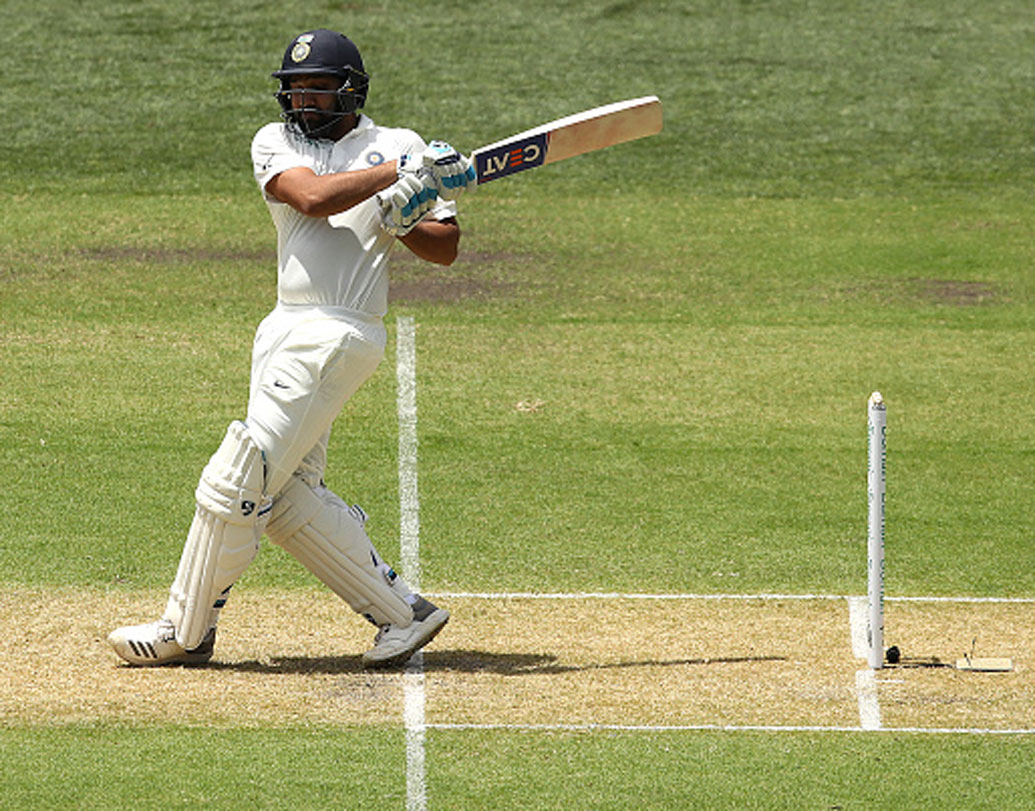 রোহিত শর্মা: পৃথ্বী শ-য়ের চোট এবং টেস্টে থেকে পুরোপুরি ছিটকে যাওয়া দলের পক্ষে নিঃসন্দেহে বড় ধাক্কা। সঙ্গে রাহুল-বিজয় দুই ওপেনার ধারাবাহিক ভাবে ব্যর্থ। এই পরিস্থিতিতি রোহিত শর্মার কথা মাথায় আসছিল দলের। কিন্তু, প্রথম টেস্টে ব্যর্থতা ফের রোহিতের টেস্ট ভাগ্যকে প্রশ্নের মুখে নিয়ে এসেছে। তাঁকে নিয়ে কি ওপেনিংয়ের ফাটকা খেলবেন শাস্ত্রীরা?