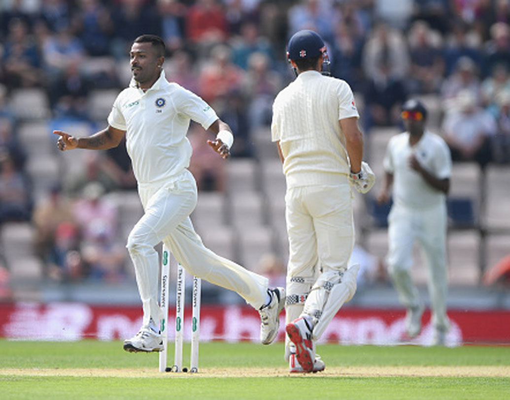 হার্দিক পাণ্ড্য: দীর্ঘ দিন পর চোট আঘাত কাটিয়ে দলে ফিরেছেন। কিন্তু, চোট থেকে ফিরে একটিও আন্তর্জাতিত ম্যাচ খেলেননি। বক্সিং ডে টেস্টের মতো গুরুত্বপূর্ণ ম্যাচে কোহালিরা হার্দিককে নামানোর সাহস দেখাবেন বলে মনে হয় না। অলরাউন্ডার হার্দিককে খেলিয়ে কি এক পেসারকে বিশ্রাম দেবে ভারত?