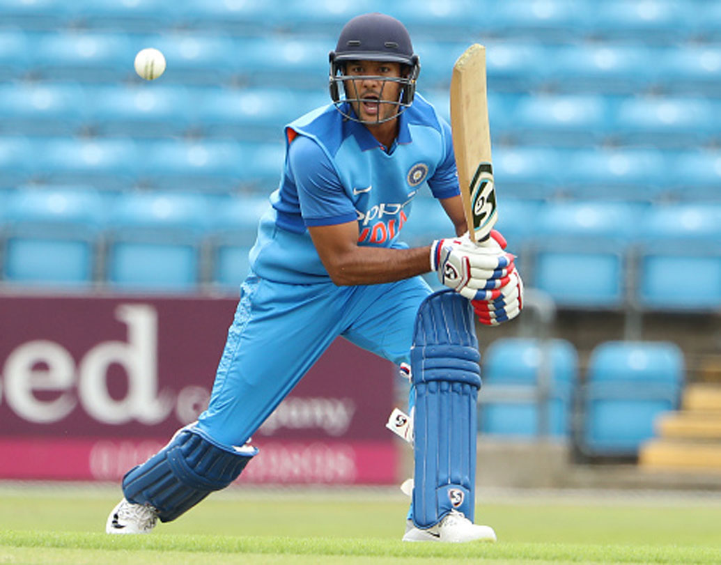 মায়াঙ্ক আগরওয়াল: লোকেশ রাহুল-মুরলি বিজয়ের ধারাবাহিক ব্যর্থতা, পৃথ্বী শ-য়ের ছিটকে যাওয়ায় জরুরি পরিস্থিতি দলে ডাক পেয়েছেন মায়াঙ্ক। তবে অভিজ্ঞতার দিক থেকে মায়াঙ্ক খুবই পিছিয়ে, পাশাপাশি অস্ট্রেলিয়ার পিচ-পরিস্থিতি বোঝার মতো কোনও সুযোগই তিনি পাননি। তাঁকে দিয়ে কি ওপেন করানো যাবে?