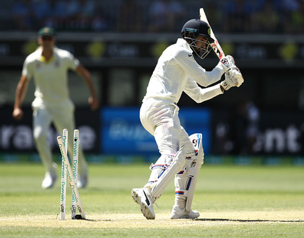 লোকেশ রাহুল: বিরাট কোহালি এবং রবি শাস্ত্রীর সব থেকে বড় মাথা ব্যাথার কারণ বোধ হয় দুই ওপেনারের ধারাবাহিক ব্যর্থতা। প্রথম দুই টেস্ট মিলিয়ে রাহুলের মোট রান ৪৮। আর একটা সুযোগ কি তিনি পাবেন?