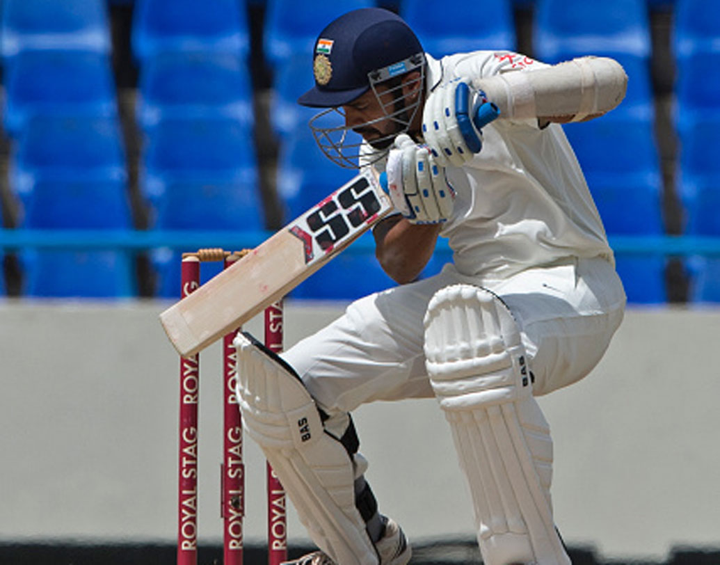 মুরলি বিজয়: রাহুলের মতোই করুণ অবস্থা বিজয়ের। এটাই সম্ভবত বিজয়ের শেষ অস্ট্রেলিয়া সফর হতে চলেছে। পরবর্তী সফরের সময়ে বিজয়ের বয়স অনেকটাই বেড়ে যাবে। প্রথম দুই টেস্ট ম্যাচে মুরলির মোট রান ৪৯। দুই ওপেনারের ধারাবাহিক ব্যর্থতায় রীতিমতো ব্যাকফুটে চলে যাচ্ছে দল। রাহুলের মতো তিনি কি ওপেনিংয়ে আর একটা সুযোগ পাবেন?