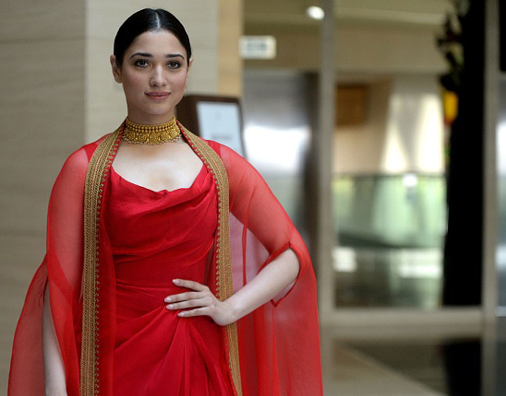 তামান্না ভাটিয়া: ‘চাঁদ সা রোশন চেহারা’— দিয়ে বলিউডে যাত্রা শুরু। পরবর্তীতে ‘১০০% লাভ’, ‘কাল্লোরি’, ‘প্রিয়া’-র মতো দক্ষিণের একাধিক ছবিতে অভিনয় করেছেন। বাহুবলীর মতো মেগাহিট ছবিতেও ছিলেন তিনি। তামান্নাও আদতে মুম্বইয়ের মেয়ে।