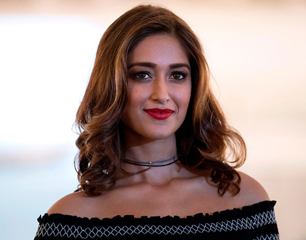 ইলিয়ানা ডি’ক্রুজ: ‘বরফি’, ‘কিক’- এর মতো জনপ্রিয় ছবির পাশাপাশি দক্ষিণের বহু ছবিতে দাপটে অভিনয় করতে দেখা গিয়েছে এই সুন্দরীকে। ইলিয়ানার জন্ম মুম্বইয়ের এক ক্যাথলিক পরিবারে।