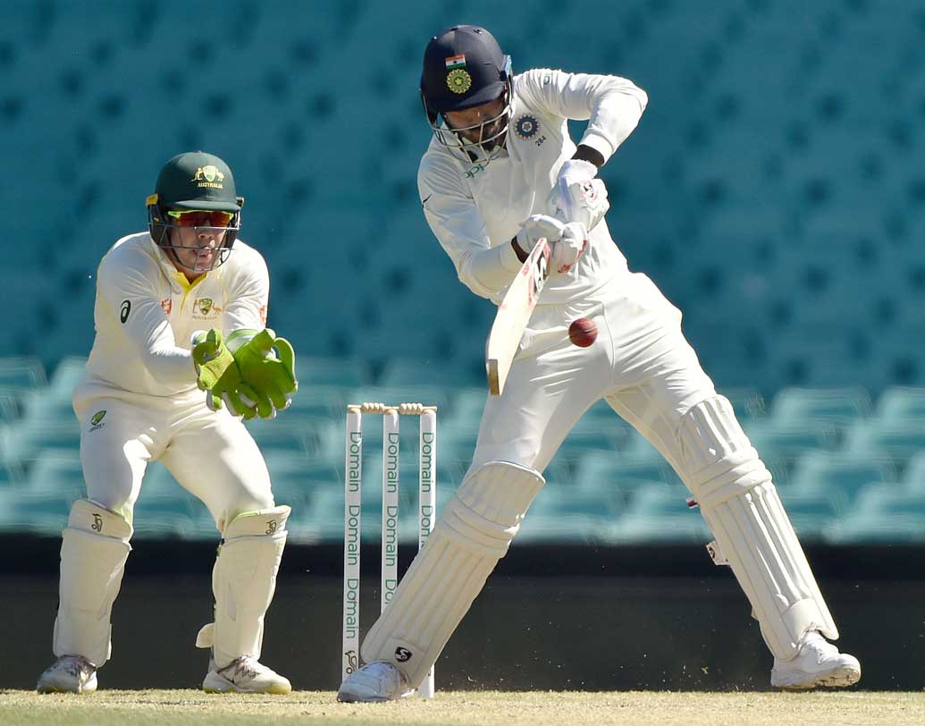 লোকেশ রাহুল: বিরাট কোহালি এবং রবি শাস্ত্রীর সব থেকে বড় মাথা ব্যথার কারণ দুই ওপেনারের ধারাবাহিক ব্যর্থতা। প্রথম দুই টেস্ট মিলিয়ে রাহুলের মোট রান ৪৮। তবে, হয়তো তৃতীয় টেস্টে সুযোগ মিলতে পারে।