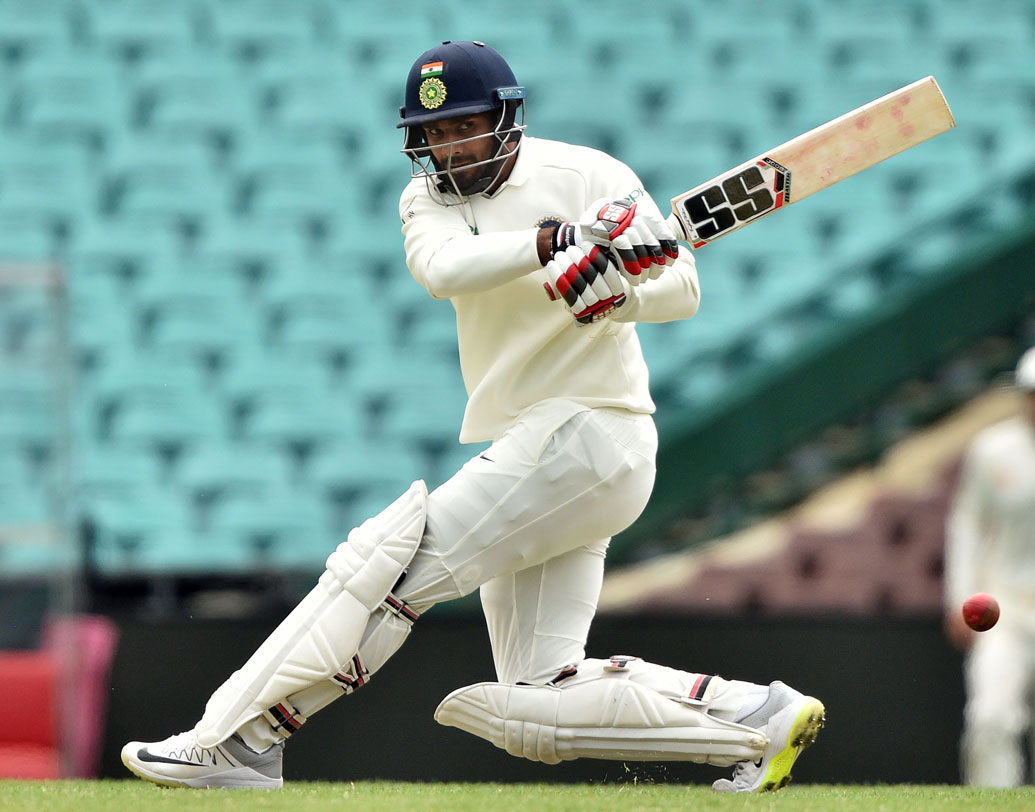 হনুমা বিহারি: রোহিত শর্মা না হনুমা বিহারি। রীতিমতো দোলাচলে টিম ম্যানেজমেন্ট। কেউই বিশেষ কিছু রান করতে পারেননি। তবে, রোহিতের থেকে কিছুটা এগিয়ে হনুমা। প্রয়োজনে বলও করতে পারেন। আগের টেস্টে বোলার হনুমা দলের পক্ষে কার্যকর হয়ে উঠেছিলেন।