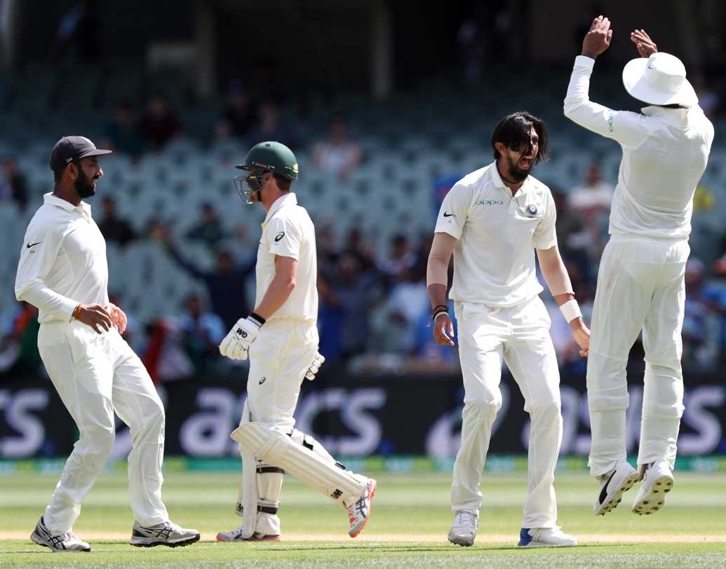 ইশান্ত শর্মা: অসাধারণ ফর্মে রয়েছেন ভারতীয় দলের তিন সিমার। প্রাথমিক ধাক্কা বা নতুন বলে বিপক্ষের কাছে ত্রাস হয়ে ওঠার ক্ষেত্রে ইশান্ত অন্যতম।