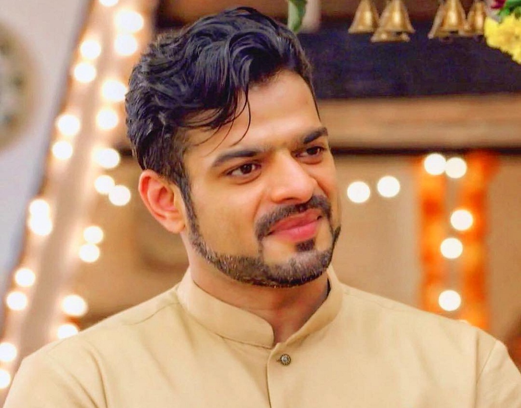 করণ পটেল:এই মুহূর্তে হিন্দি টেলি জগতের ‘একচ্ছত্র অধিপতি’তিনি। সলমন খানের মতো সুপারস্টার নিজের শোয়ে অতিথি হিসাবে ডেকে পাঠান তাঁকে। কিন্তু আর পাঁচটা সাধারণ মানুষের মতোই কেরিয়ার শুরু করেছিলেন করণ। ইলাহাবাদ ব্যাঙ্কের বিজ্ঞাপনে মুখ দেখিয়ে প্রথম ৬০০ টাকা রোজগার করেন তিনি।