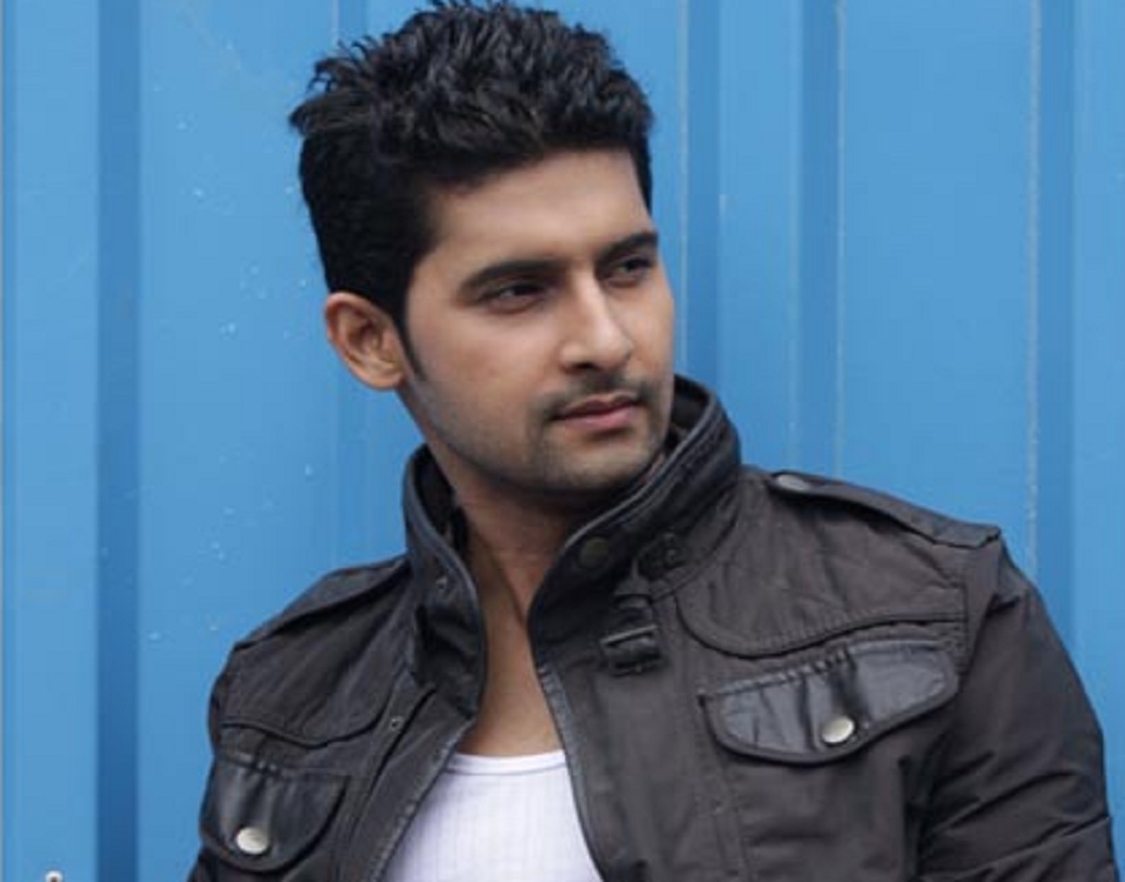 রবি দুবে:কেরিয়ারের শুরুতে টিভি সিরিয়ালই করতেন। ইদানীং রিয়্যালিটি শো এবং বলিউডের দিকে ঝুঁকেছেন। তবে বিজ্ঞাপনে মুখ দেখিয়েই কেরিয়ার শুরু করেন। প্রথম পারিশ্রমিক ছিল ২০ হাজার টাকা।