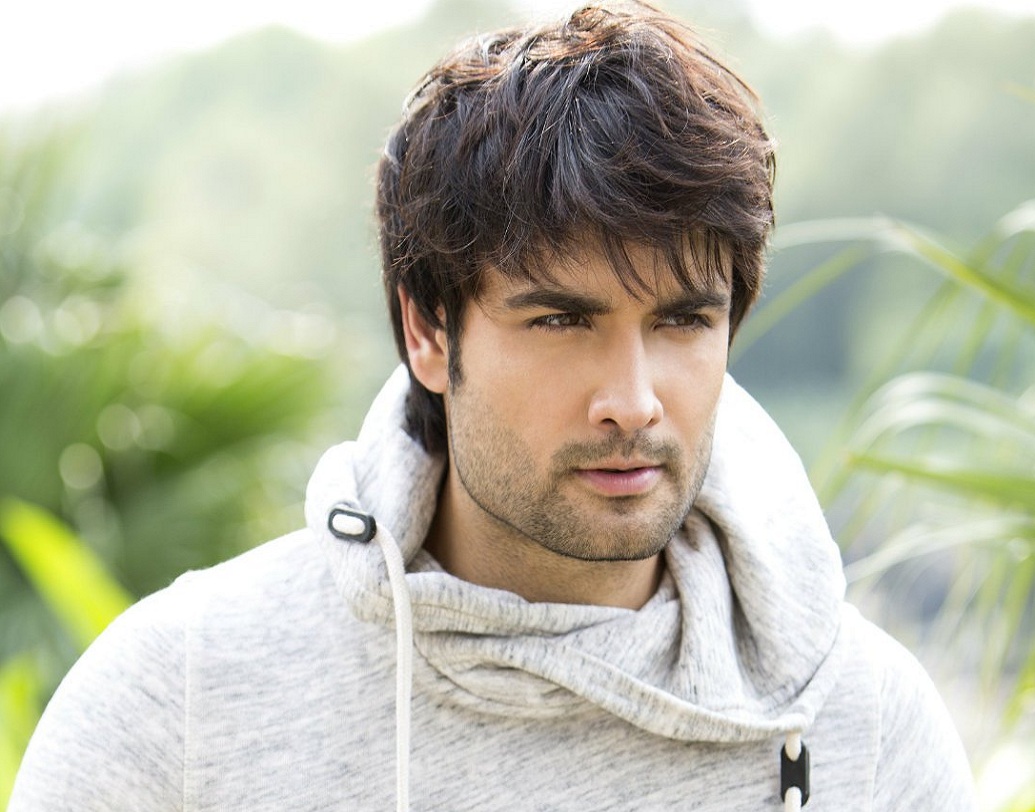 ভিভিয়ান ডিসেনা:হিন্দি টেলি জগতের রবার্ট প্যাটিনসন বলা হয় ভিভিয়ানকে। মডেল হিসাবে কেরিয়ার শুরু করেছিলেন। প্রথম পারিশ্রমিক ছিল ৩ হাজার ৪০০ টাকা।